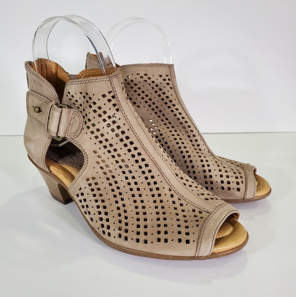 Earth Shoes - NWOT Earth Keri Perforated Peep Toe booties,5 1/2B